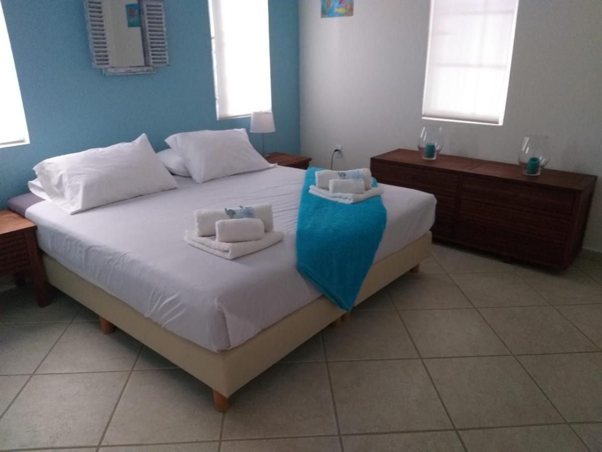 Villa Olivia Poolside 克拉伦代克 外观 照片